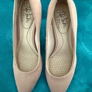 Life Stride Women's Blush Heels/Pumps. Used but still in good condition